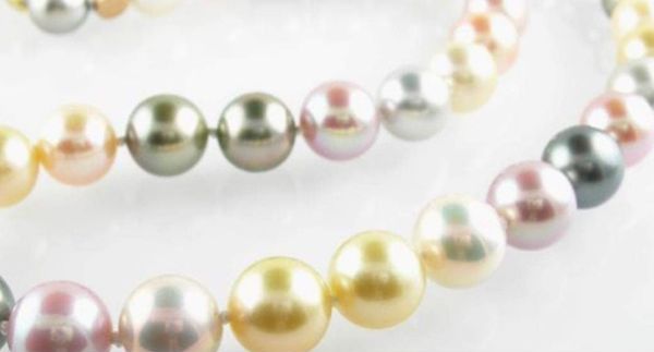 Tira mixta de perlas cultivadas de agua dulce rosadas, grises y doradas.