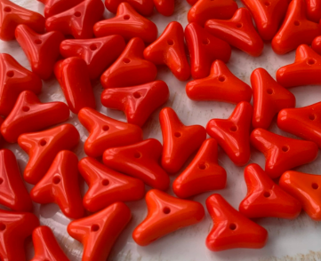 Vidrio rojo imitando coral en ramas pequeñas